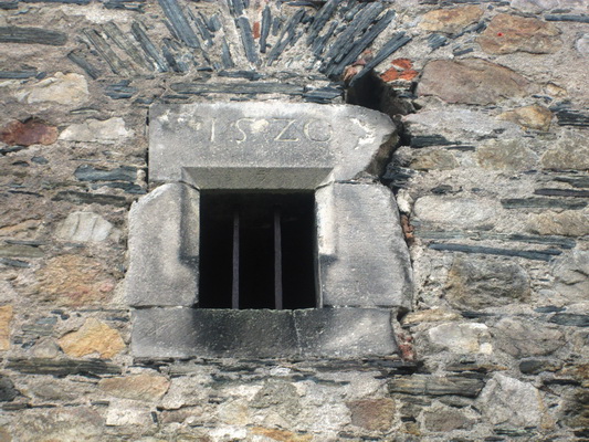 Gotické okno na kostele v Horním Slavkově.