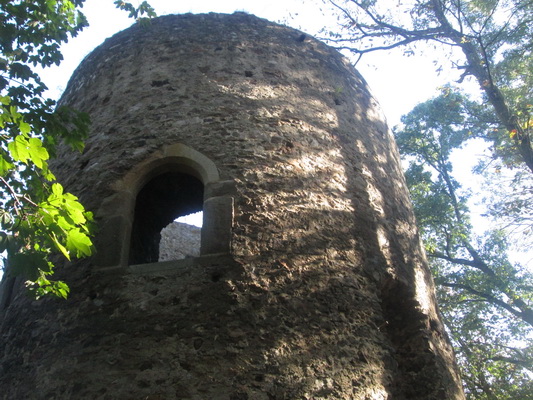 Dolní věž hradu Žebrák.