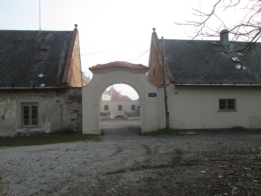 Hrad Nižbor - brána do předhradí.